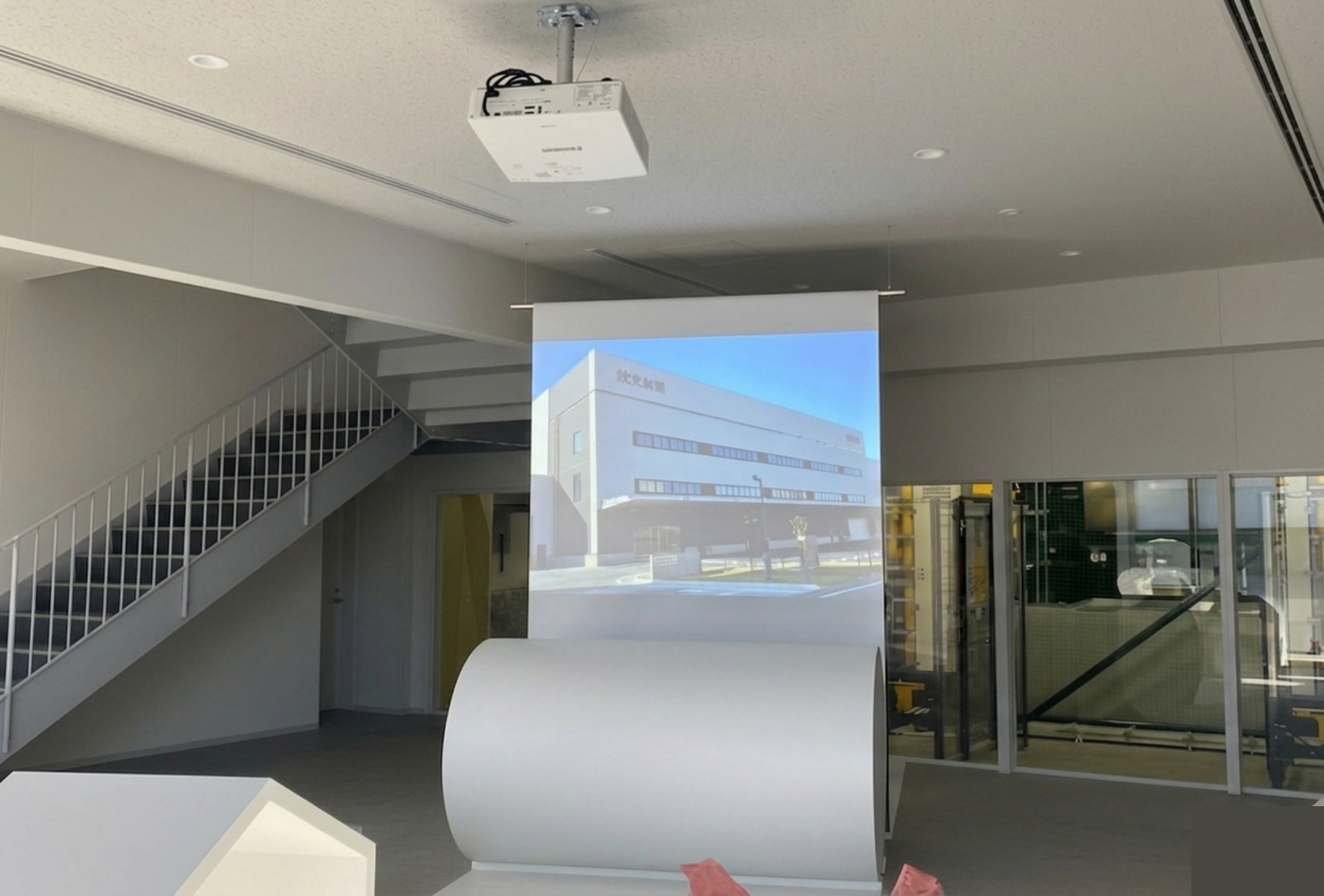 騒音と外光を克服したAVシステムの設置